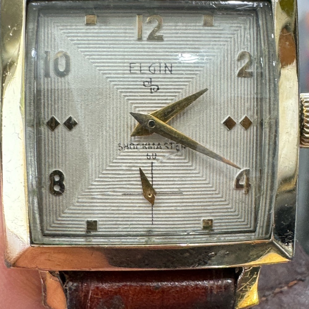 Elgin Gold and Brown Men's Watch
10 carat gold Bezel